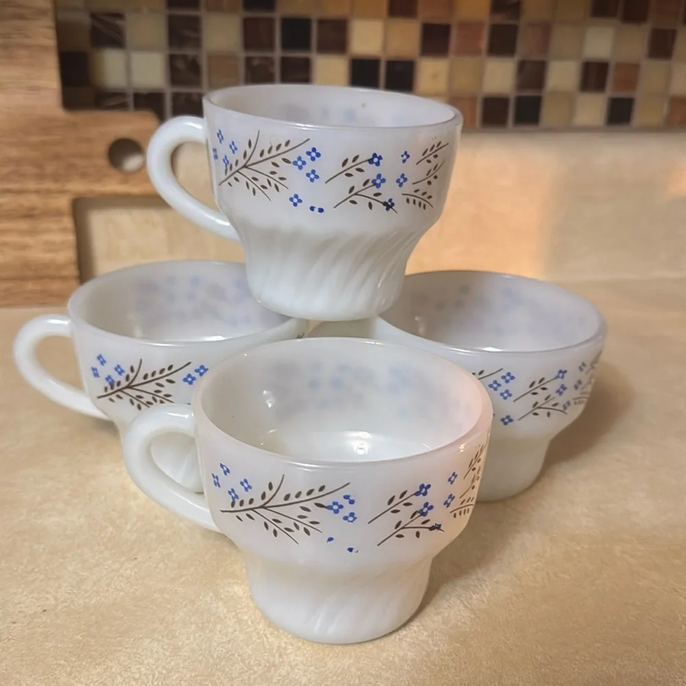 Vintage termocrisa milk glass mugs‎